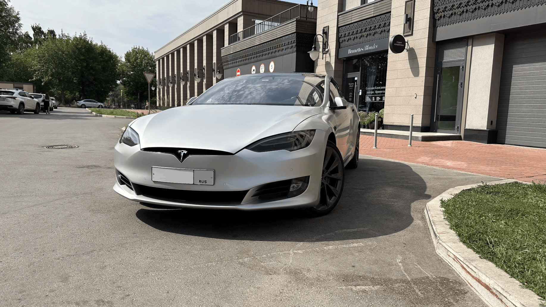 Tesla Model S 2017 (фото 1)