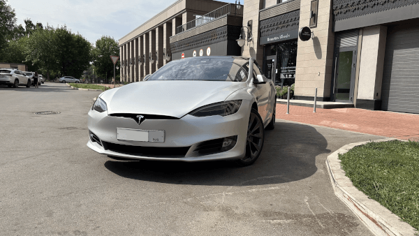 Tesla Model S 2017 (фото 7)