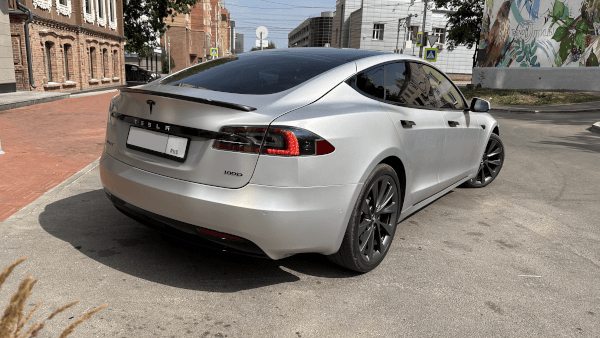 Tesla Model S 2017 (фото 8)